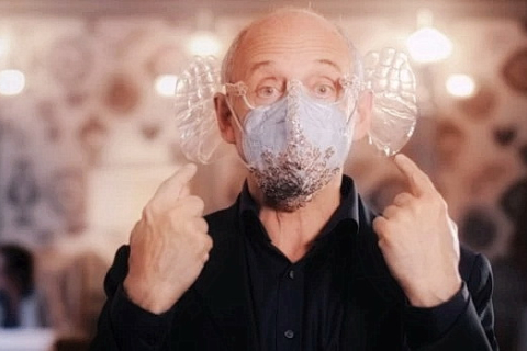 Венгерский дирижер изобрел маску для лица, которая усиливает музыкальные ощущения (ВИДЕО)