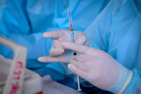 Более 600 тайских медиков, получивших две дозы китайской вакцины Sinovac, заразились COVID-19