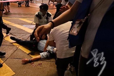 Нанесення ножового поранення співробітникові поліції Гонконгу може призвести до ще більшого обмеження свободи