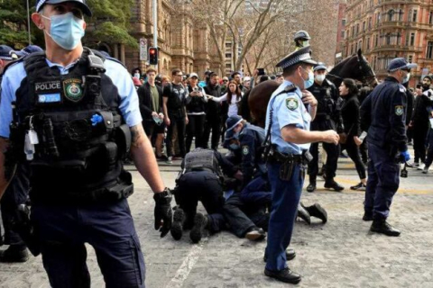 Австралийская полиция разыскивает демонстрантов после масштабных акций протеста против локдауна