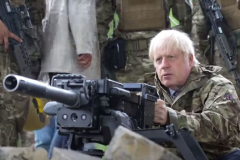 Борис Джонсон пліч-о-пліч з українськими солдатами: гранати, кулемети та ракетні установки