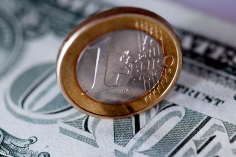 Паритету досягнуто: курс євро падає до одного долара США
