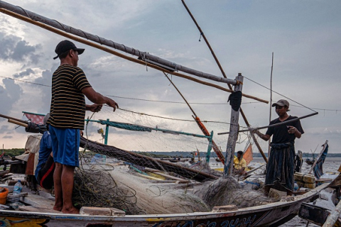 Индонезийские рыбаки подали в суд на крупнейшего швейцарского производителя цемента Holcim за ущерб окружающей среде