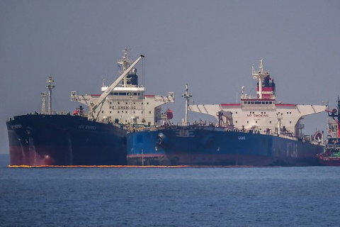 Греция: российское судно с иранской нефтью арестовано в середине апреля по пути в порт Пирей