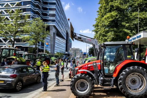Фермери в Нідерландах протестують через "глобальний комуністичний план скорочення сільських господарств"
