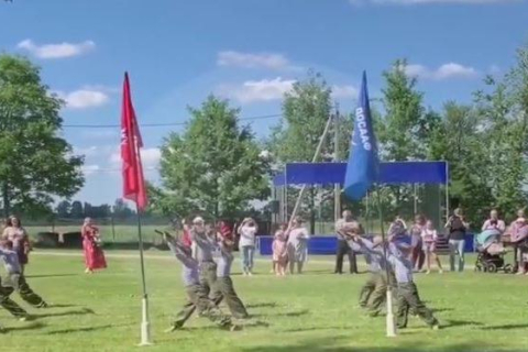 Дети с оружием в руках выступают в поддержку Путина и военных