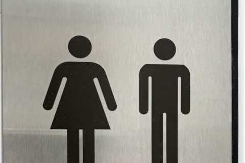 Во всех общественных зданиях должны быть отдельные мужские и женские туалеты, объявляет правительство Великобритании