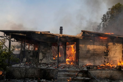 На северо-востоке Афин бушует огромный пожар, двенадцать человек ранены