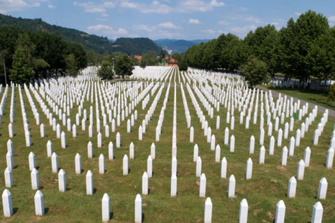 В Сребренице тысячи людей собрались, чтобы перезахоронить опознанных жертв резни