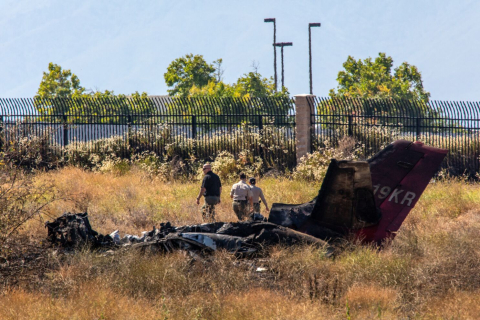 Шесть погибших в результате крушения частного самолета в окрестностях Лос-Анджелеса