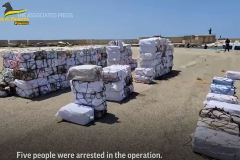 Итальянская полиция обнаружила у сицилийского побережья рекордную партию кокаина весом 5 тонн
