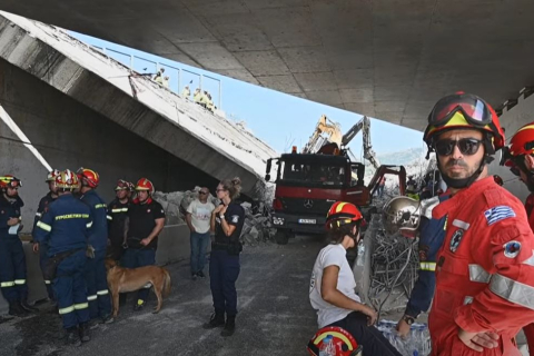 Двоє загиблих в результаті обвалення автомобільного мосту в Греції (ВІДЕО)