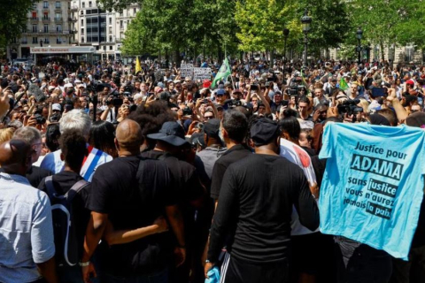 Сотні людей кинули виклик забороні протестів у Парижі через тиждень після заворушень (ВІДЕО)
