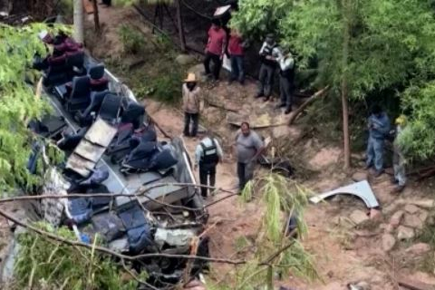 29 загиблих після падіння автобуса в ущелину в Мексиці (ВІДЕО)