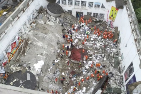 Десять людей загинули внаслідок обвалу даху шкільного спортзалу в Китаї (ВІДЕО)