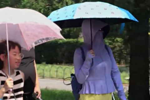 "Сонцезахисна" мода набирає популярності в Китаї на тлі екстремальної спеки (ВІДЕО)