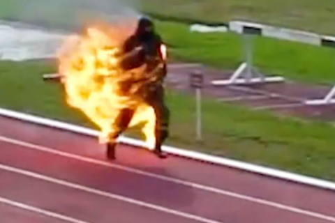 Мужчина побил мировой рекорд, бегая в огне