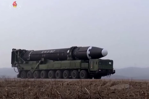 КНДР запустила міжконтинентальну балістичну ракету під час зустрічі лідерів Південної Кореї і Японії в НАТО (ВІДЕО)