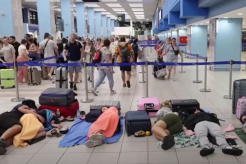 Евакуйовані через пожежі туристи не можуть вилетіти з Родосу (ВІДЕО)