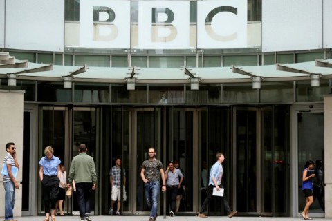 BBC отстраняет ведущего, обвиняемого в том, что он платил подростку за откровенные снимки