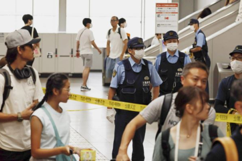 Человека с ножами, напавшего в поезде на пассажиров, арестовали в Японии