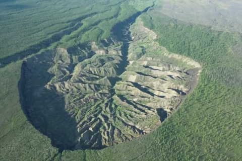 Увеличивается крупнейший в мире кратер вечной мерзлоты