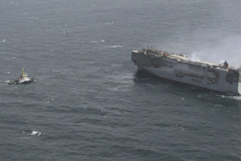 Рятувальні команди почали буксирування палаючого вантажного судна у Північному морі (ВІДЕО)