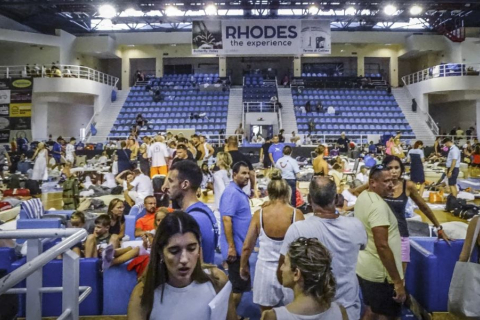 Обширный пожар на острове Родос: 19 тысяч человек эвакуированы, туристические рейсы отменены