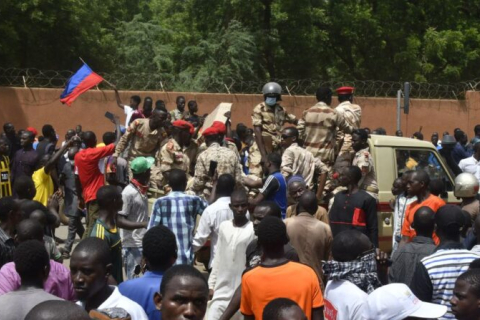 Французское посольство в Нигере атаковано демонстрантами с российскими флагами