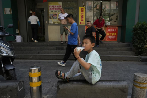 Безработица среди китайской молодежи выросла до 21,3%, экономика восстанавливается после ограничений