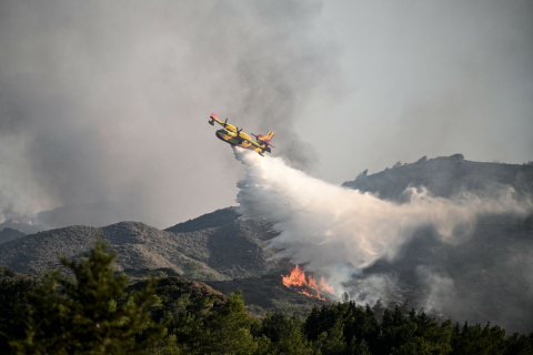Двоє пілотів загинули під час аварії літака, що гасив лісові пожежі в Греції (ВІДЕО)