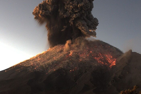 У Перу вулкан Убінас викидає попіл на висоту 5500 метрів (ВІДЕО)