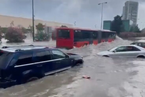 Проливна злива в Сарагосі змусила водолазів рятувати автомобілістів, які опинилися в пастці (ВІДЕО)