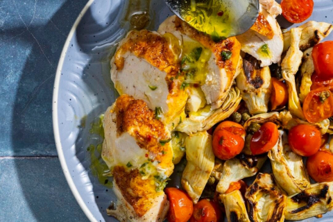 Превратите ужин из жареной курицы и овощей в простое, но вкусное блюдо на сковородке