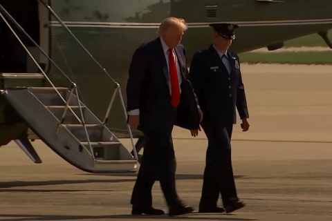 Трамп їде до Шотландії на гольф і двосторонні переговори, щоб уникнути скандалу, пов’язаного з Епштейном (ВІДЕО)