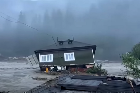 Повені в Румунії забрали життя трьох людей, сотні евакуйовано (ВІДЕО)
