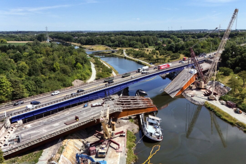 Европейские магистрали, мосты и железные дороги непригодны для войны с Россией, заявил Цицикостас