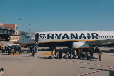 Пасажир компанії «Ryanair» мало не випав з літака під час зльоту (ВІДЕО)