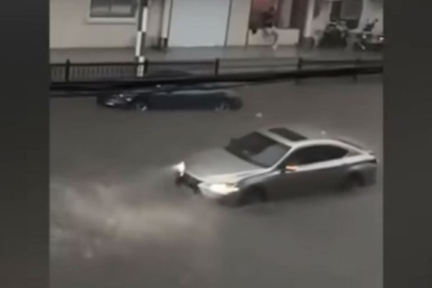 Зливи затопили деякі райони фінансового центру Китаю (ВІДЕО)