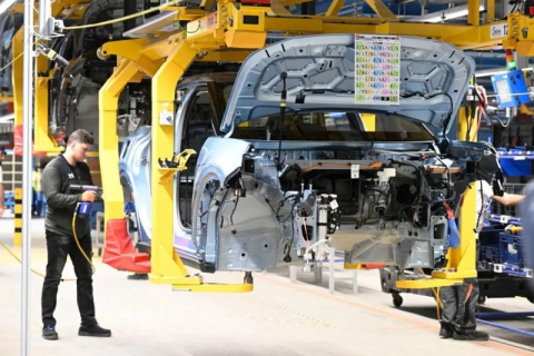 Ford знову наймає 300 досвідчених інженерів після провалу експерименту з ШІ