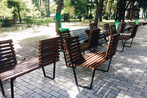 В киевском парке Шевченко установили зеркальные лавочки