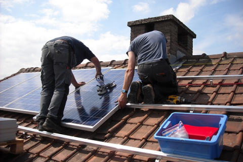 Сонячні батареї все частіше з'являються у приватних будинках українців