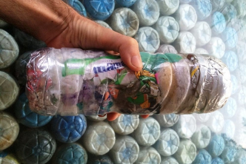  У будівельних матеріалів з'явився серйозний конкурент — «цеглини» з пластикових пляшок зі сміттям (ВІДЕО)