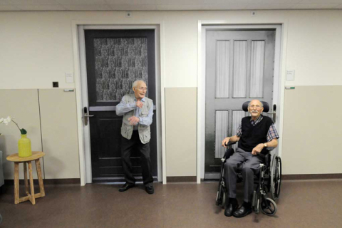 Як наліпки на двері допомагають людям із деменцією в Нідерландах