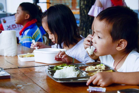 Підлеглих і школярів у Китаї почали карати за недоїдену їжу