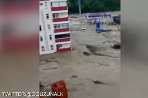 В Турции вслед за пожарами начались наводнения (ВИДЕО)