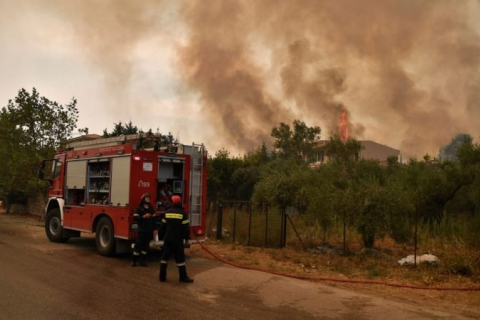 Пожары в Греции продолжают распространяться — Афины окутаны густым дымом (ВИДЕО)