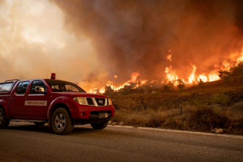 После разрушительных пожаров в Греции и Турции теперь пожарные борются с лесными пожарами в Марокко и Израиле (ВИДЕО)
