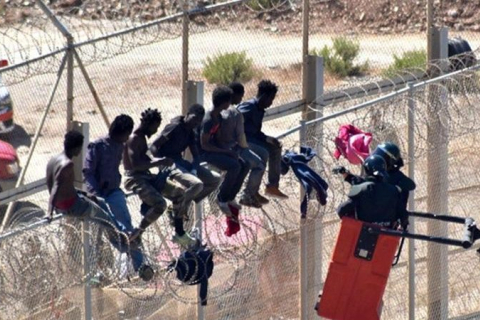  Суд в Сеуте приостанавливает депортацию несовершеннолетних — мигранты вторгаются в Мелилью
