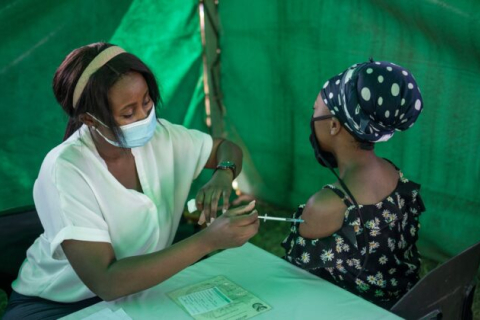 Органи охорони здоров'я підтвердили першу смерть від вакцини COVID у Південній Африці